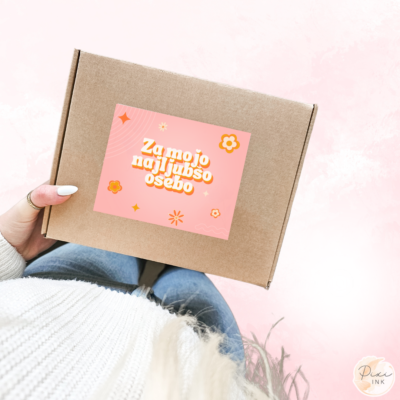 Darilno pakiranje z nalepko