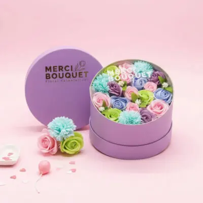 Dišeče cvetje iz mila v okrogli škatli - večbarvno