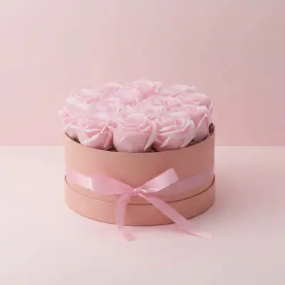 Vrtnice iz mila v okrogli škatli s pentljo - roza