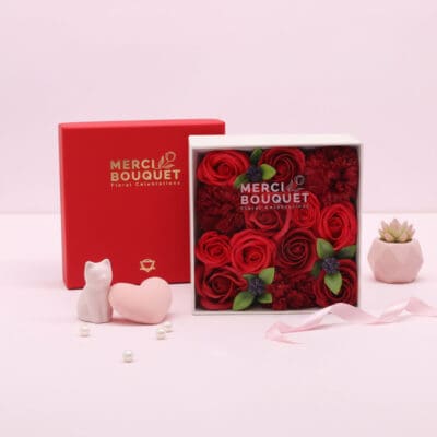 Dišeče cvetje iz mila v škatli - rdeča